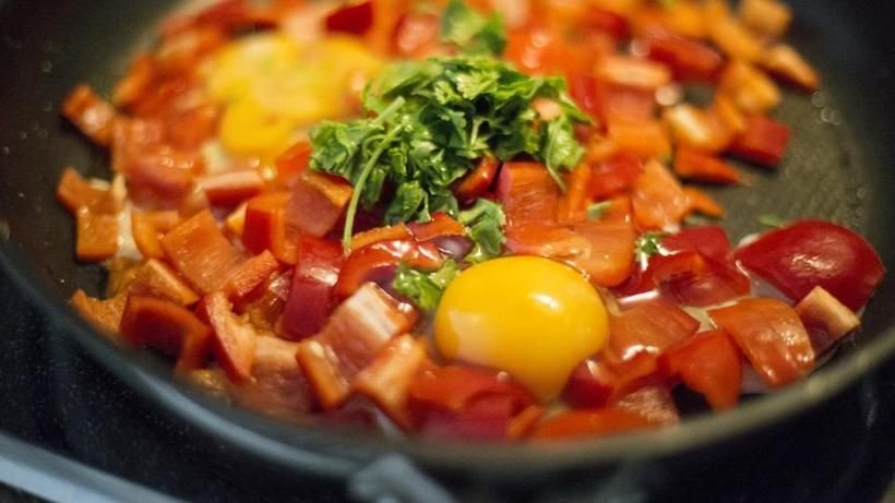Frittata alle erbe in padella, vista dall alto