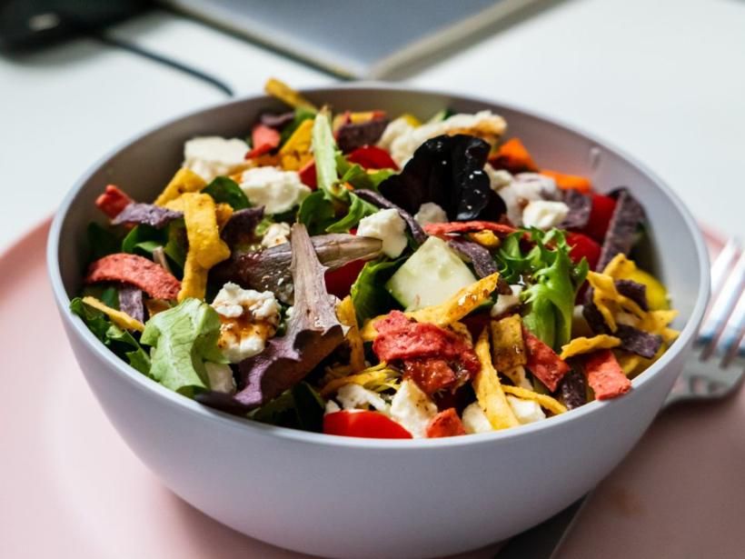Insalata di farro con verdure arrostite in una ciotola