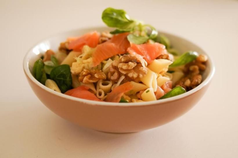 Piatto con salmone, verdure e cereali