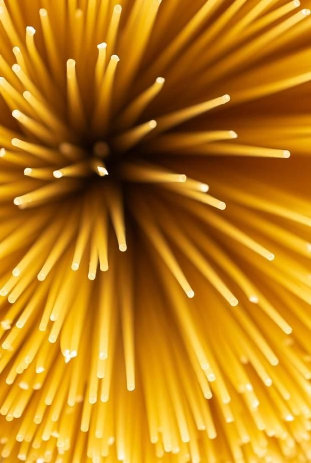Spaghetti crudi visti in controluce