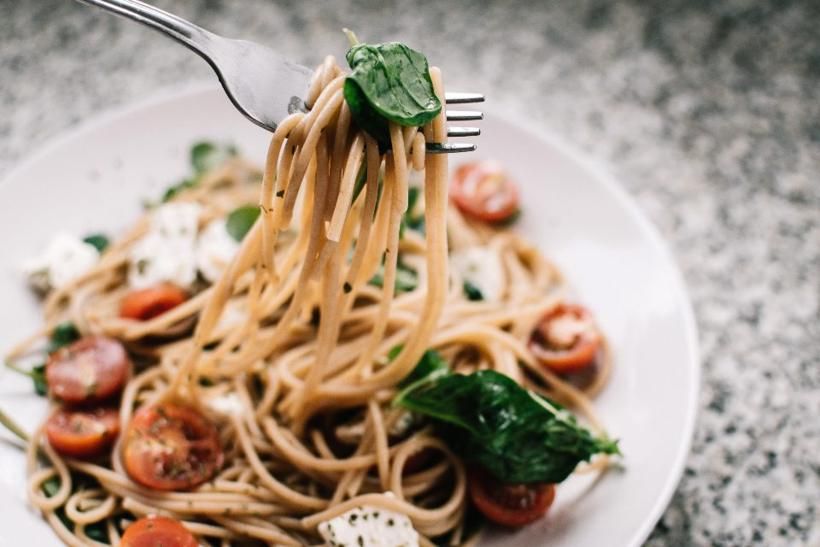 Spaghetti al pomodoro arrotolati sulla forchetta