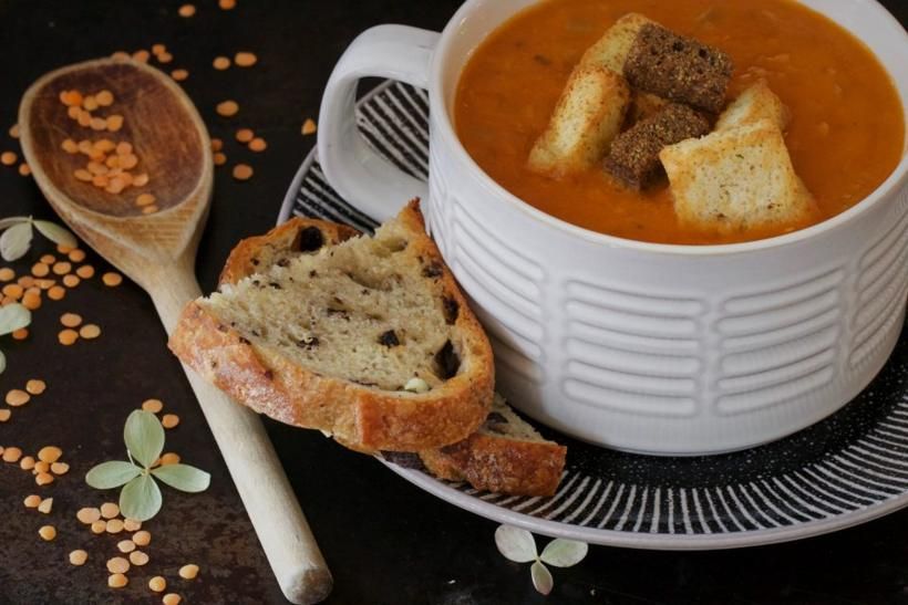 Vellutata di zucca servita in una ciotola bianca